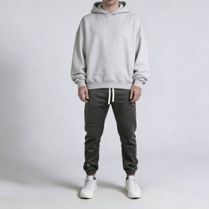 Apex Fleece Jogger model donker-grijs front met hoodie aan