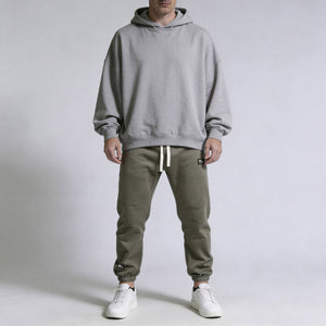 Apex Fleece Jogger model khaki-groen front met hoodie aan