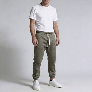 Apex Fleece Jogger model khaki-groen front side