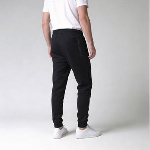Dynamic Fit Jogger model zwart achter side