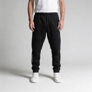 Dynamic Fit Jogger model zwart front close