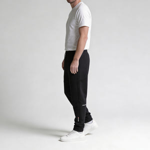 Dynamic Fit Jogger model zwart side