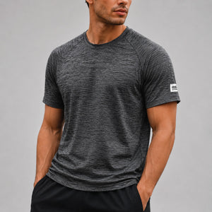Frostline-Tee-model-zwart-front
