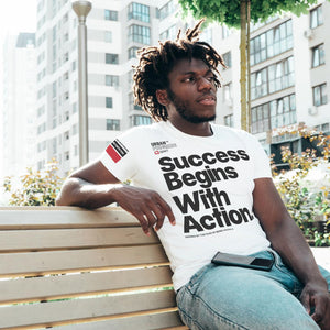 Lachende hipster met een modieus t-shirt aan van Urban Progress