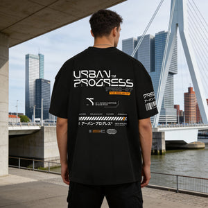 Man in Rotterdam met het Oversized T-shirt FREQ-O7 aan