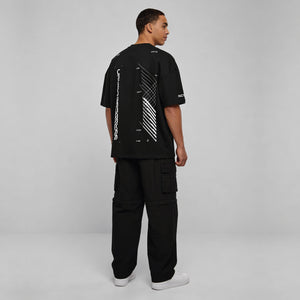 Oversized Tee SYNC model pose zwart back compleet