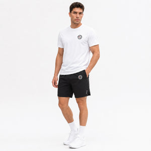 Short Explora model zwart front full person