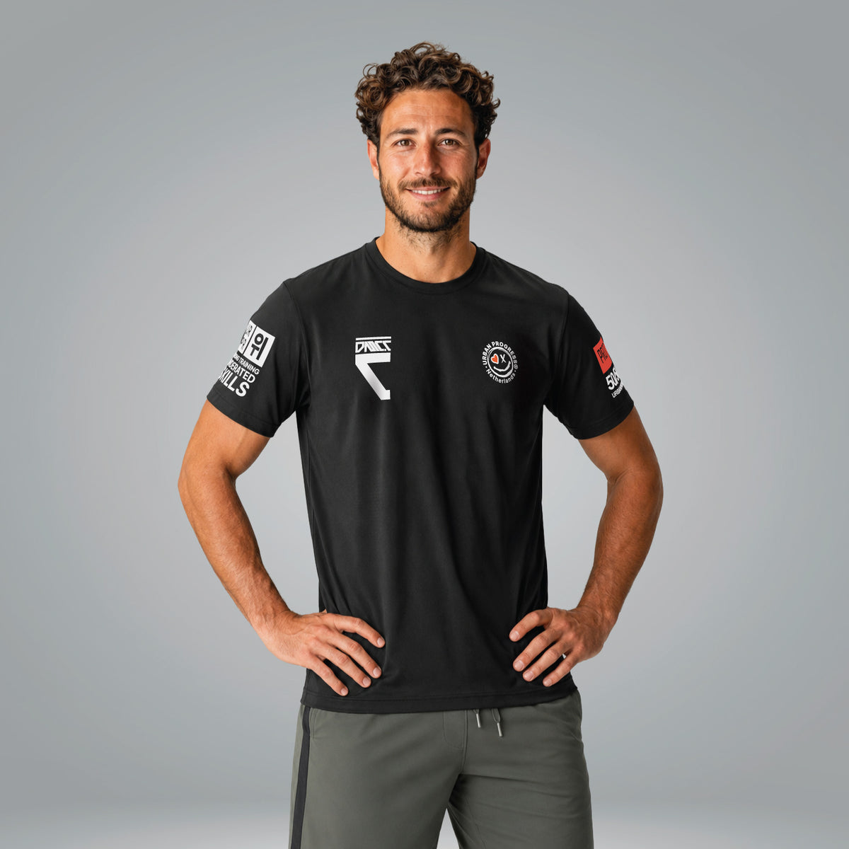 Sport-Shirt-Protocol-model-zwart-handen-in-zij