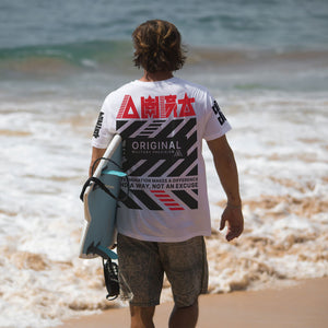 T-shirt No Excuse man met surfboard in de zon