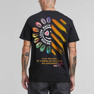 T-shirt Victory Vibes model zwart back close