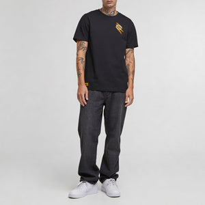 T-shirt Victory Vibes model zwart front ful person
