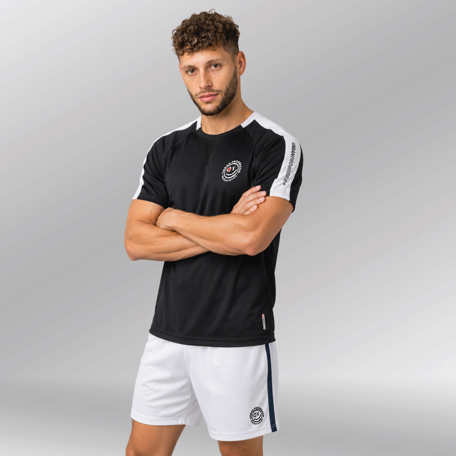 Univi-Team-shirt-model-zwart-wit-armen-over-elkaar