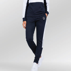 Univi-Trainingsbroek-Dames-model-blauw-wit-front-hand-in-zak