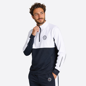 Univi Kwart rits sweatshirt model navy-white zittend op een witte kubus