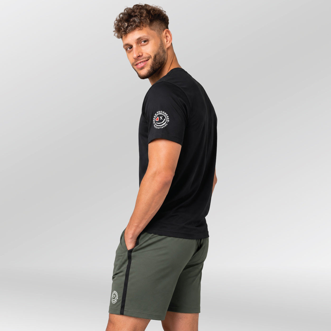 Ace-Stripe-Short-model-khaki-zwart-side