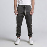 Apex Fleece Jogger model donker-grijs front close