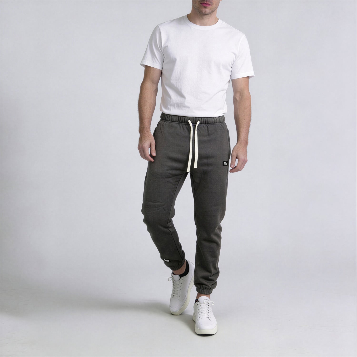 Apex Fleece Jogger model donker-grijs front lopend
