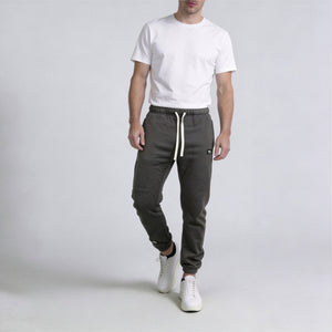 Apex Fleece Jogger model donker-grijs front lopend
