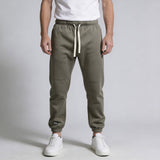 Apex Fleece Jogger model khaki-groen front close