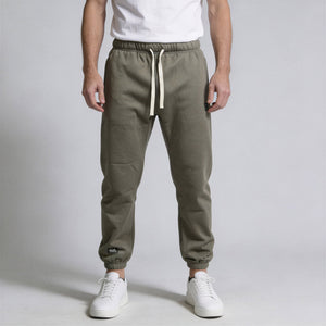 Apex Fleece Jogger model khaki-groen front close