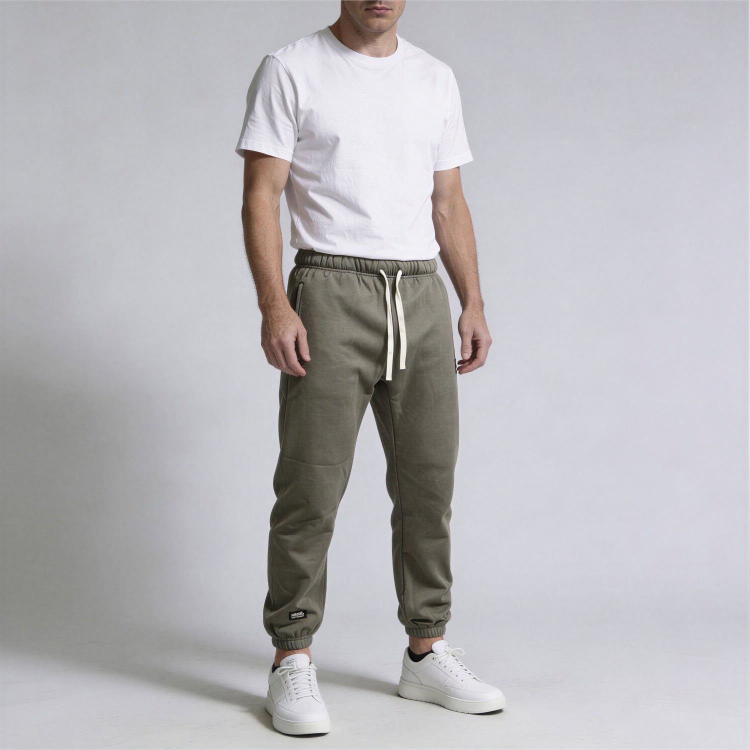 Apex Fleece Jogger model khaki-groen front side
