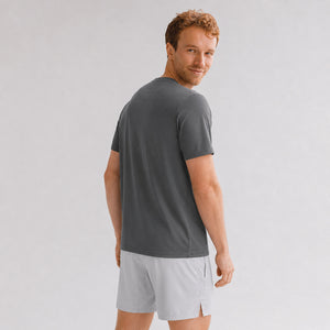 Axis-Tee-model-grijs-back