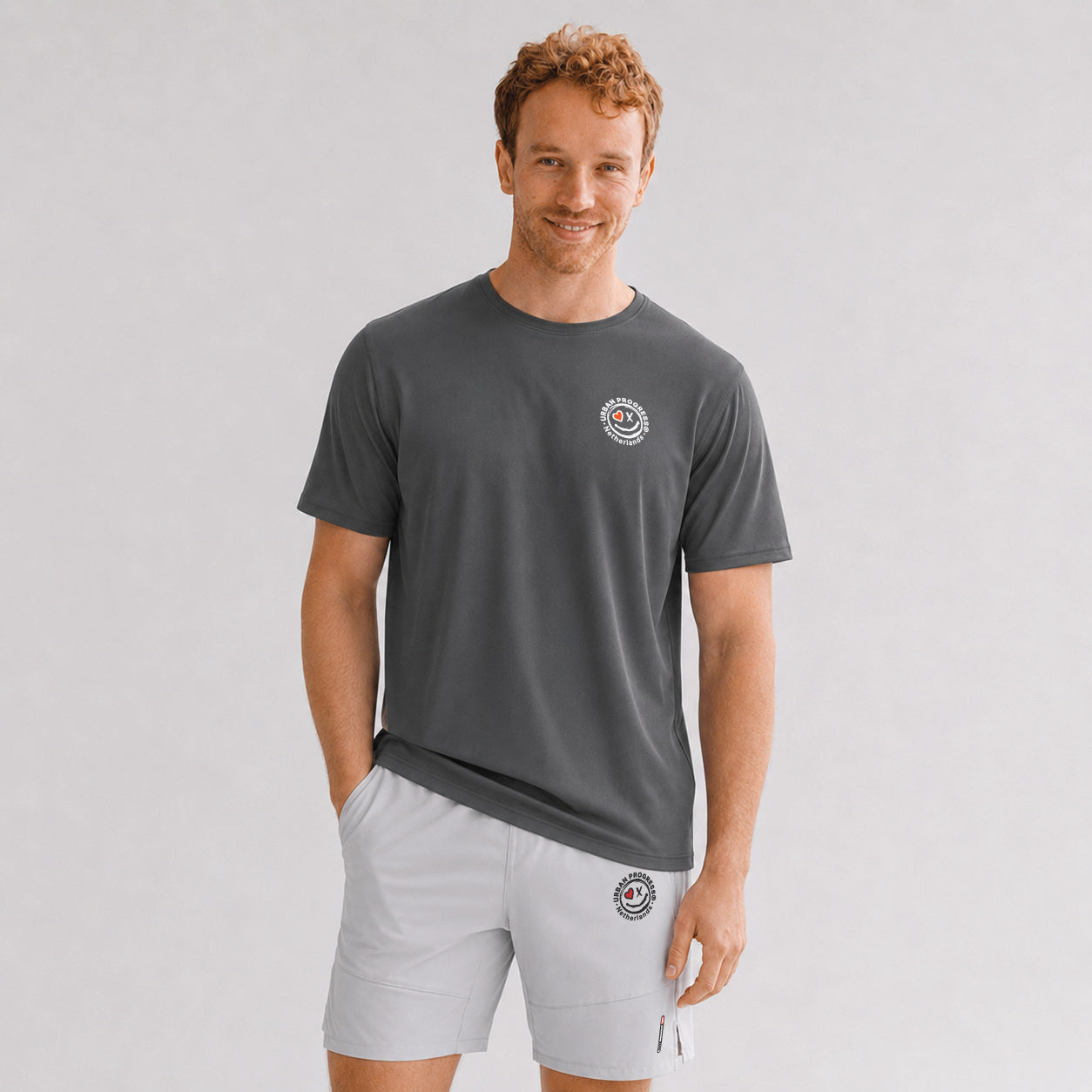 Axis-Tee-model-grijs-front