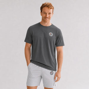 Axis-Tee-model-grijs-front
