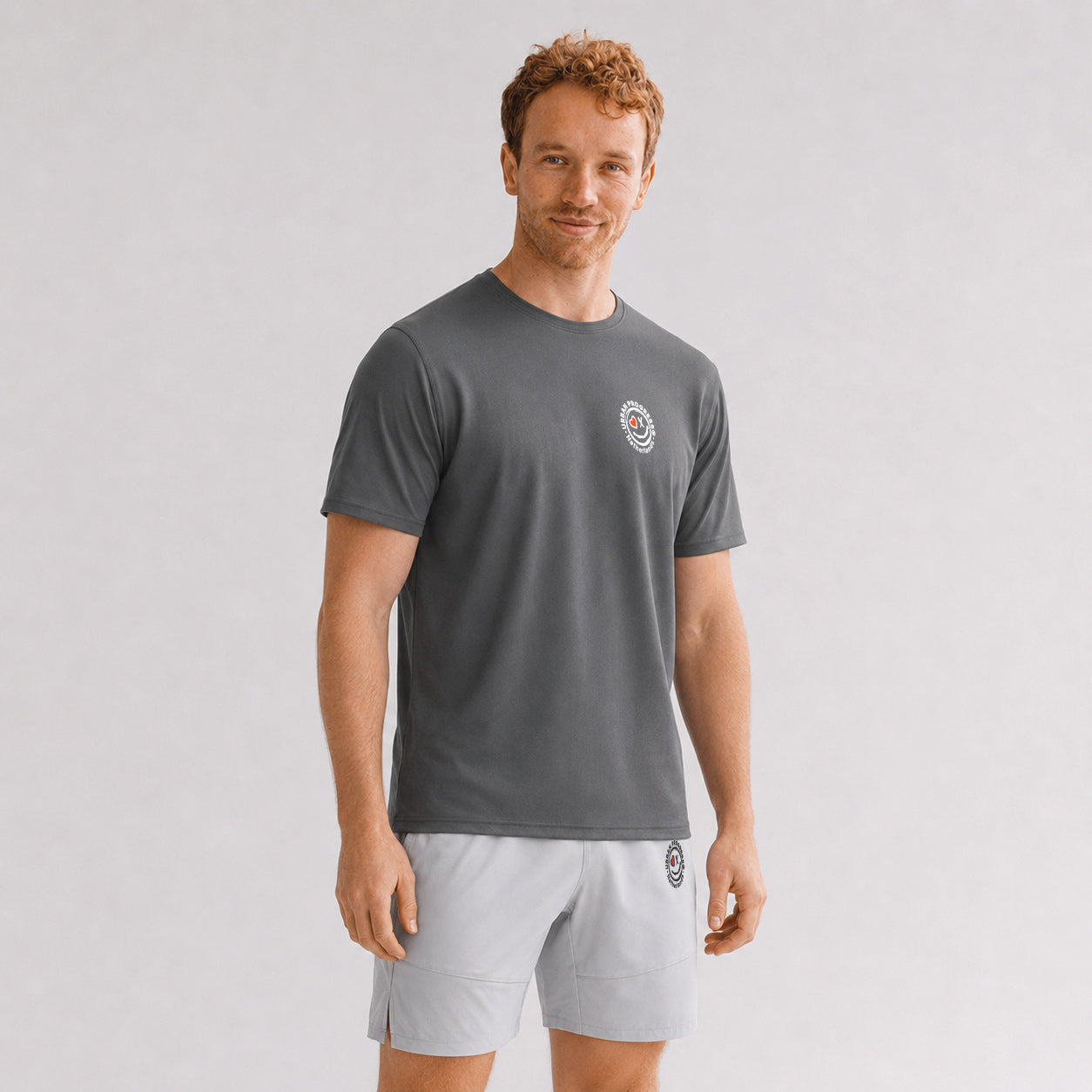 Axis-Tee-model-grijs-side