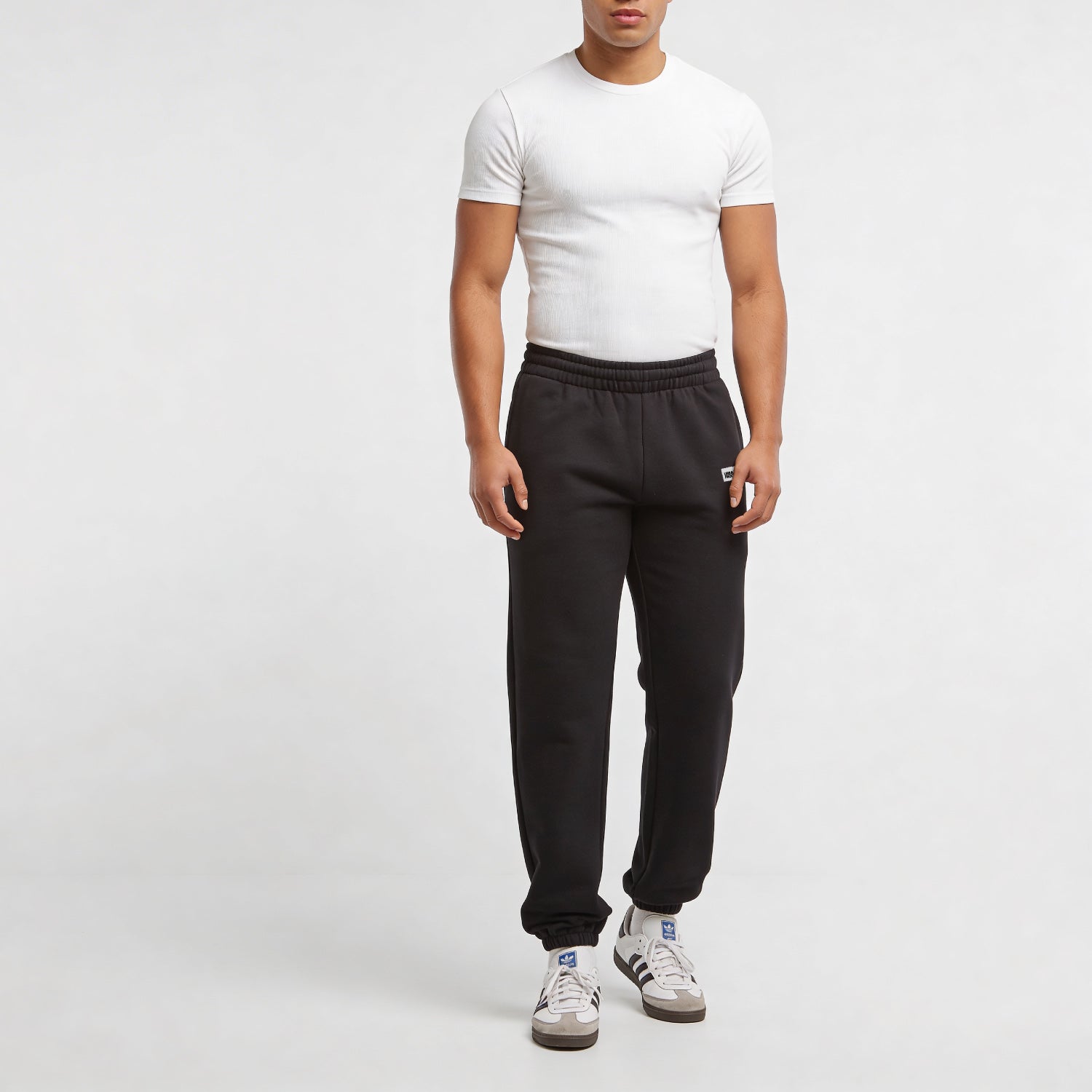 Coreblock Jogger model zwart front