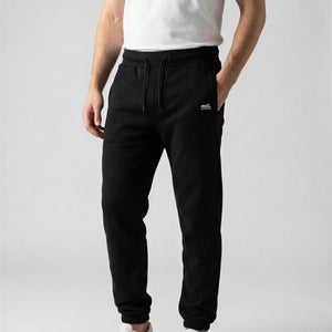 Coreline Jogger model zwart front een hand in zak