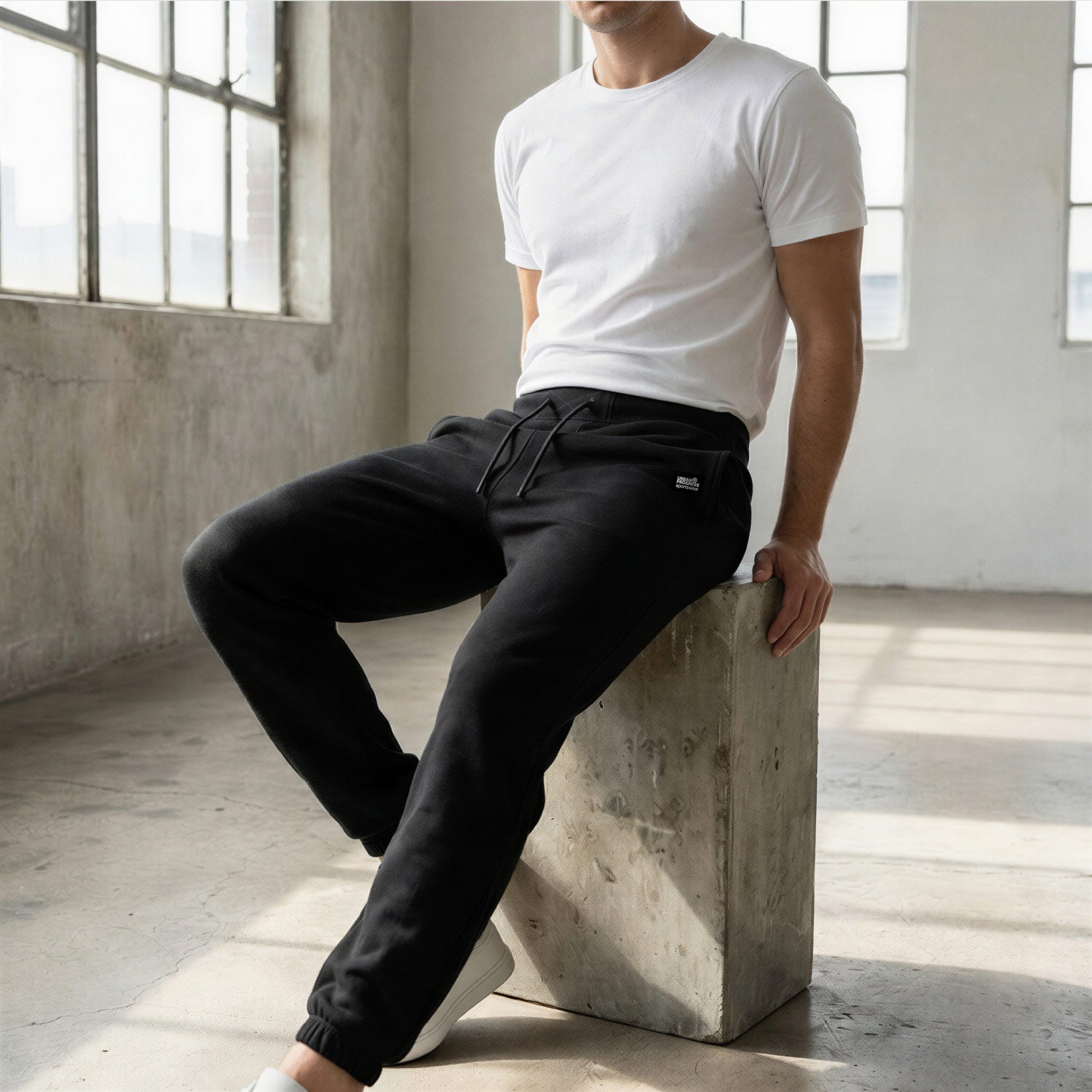 Coreline Jogger model zwart zittend