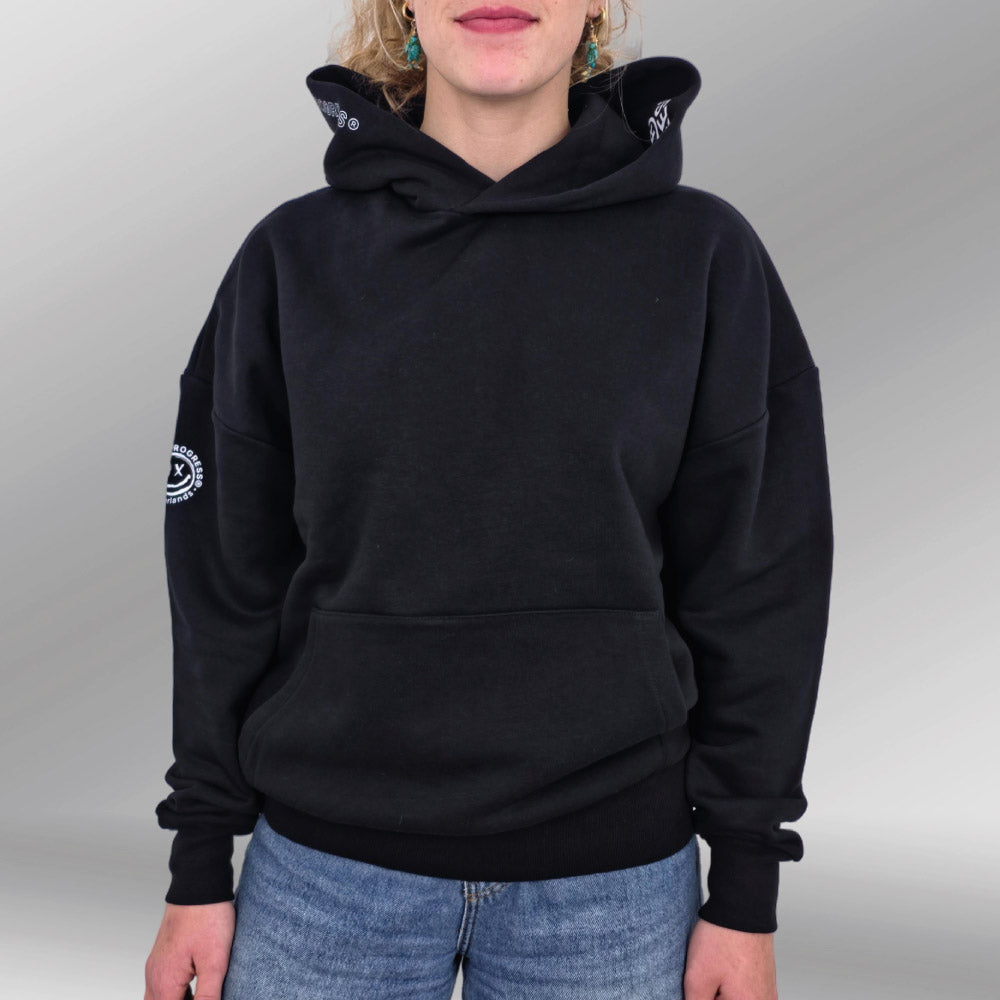 Downtown Reign Oversized Hoodie model zwart front close