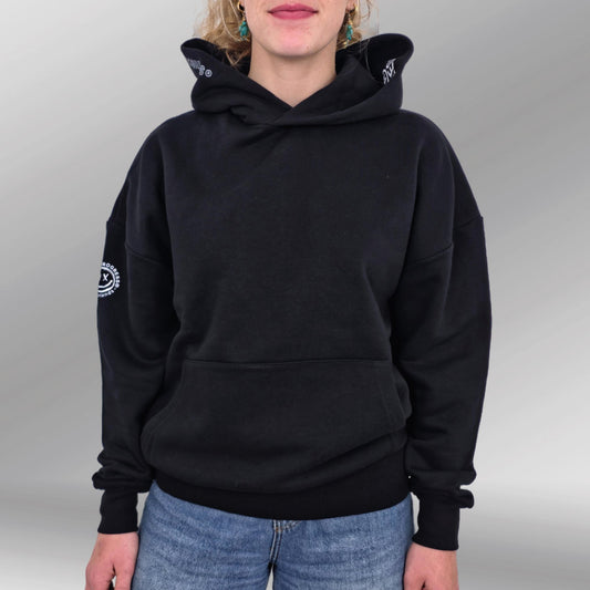 Downtown Reign Oversized Hoodie model zwart front close