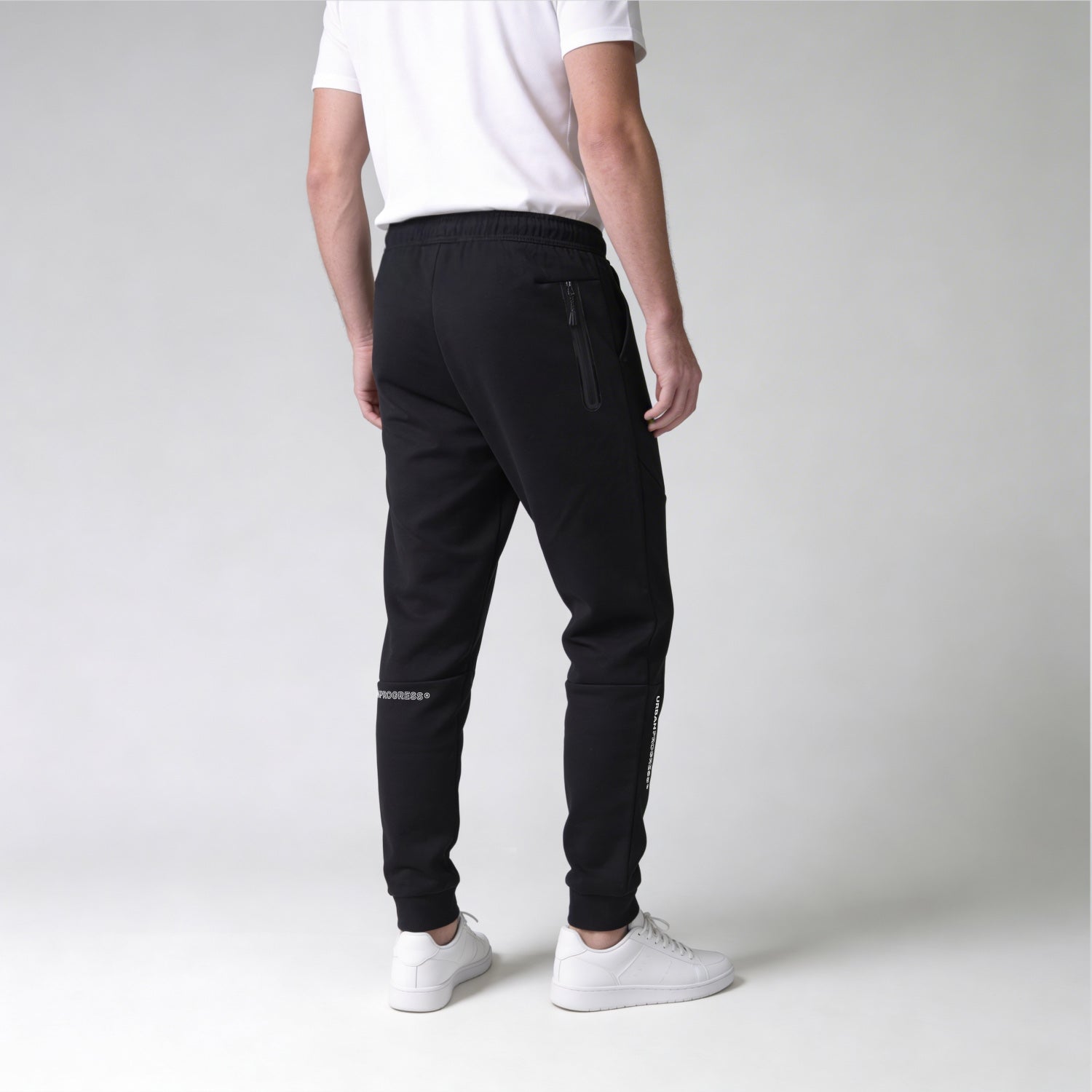 Dynamic Fit Jogger model zwart achter side