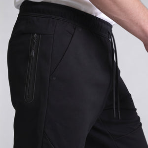 Dynamic Fit Jogger model zwart detail foto ritszak achter
