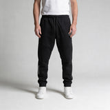 Dynamic Fit Jogger model zwart front close