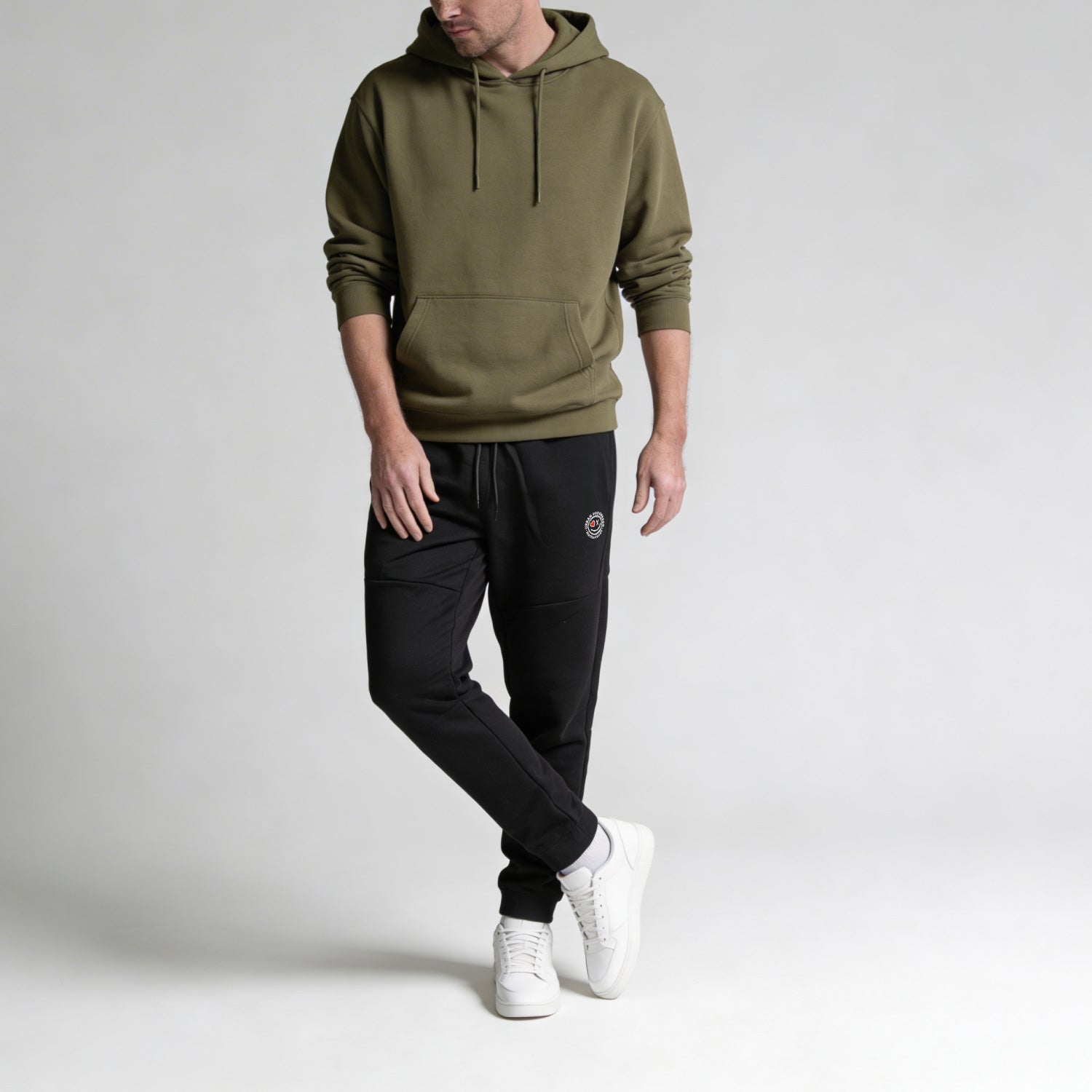 Dynamic Fit Jogger model zwart met hoodie aan