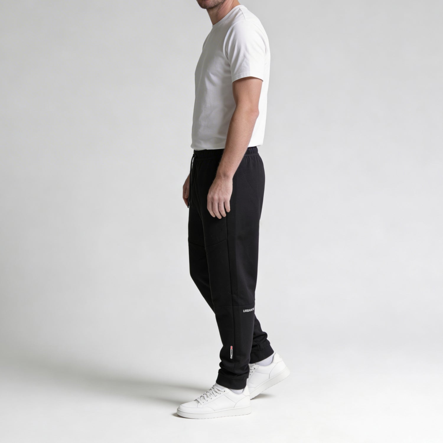 Dynamic Fit Jogger model zwart side