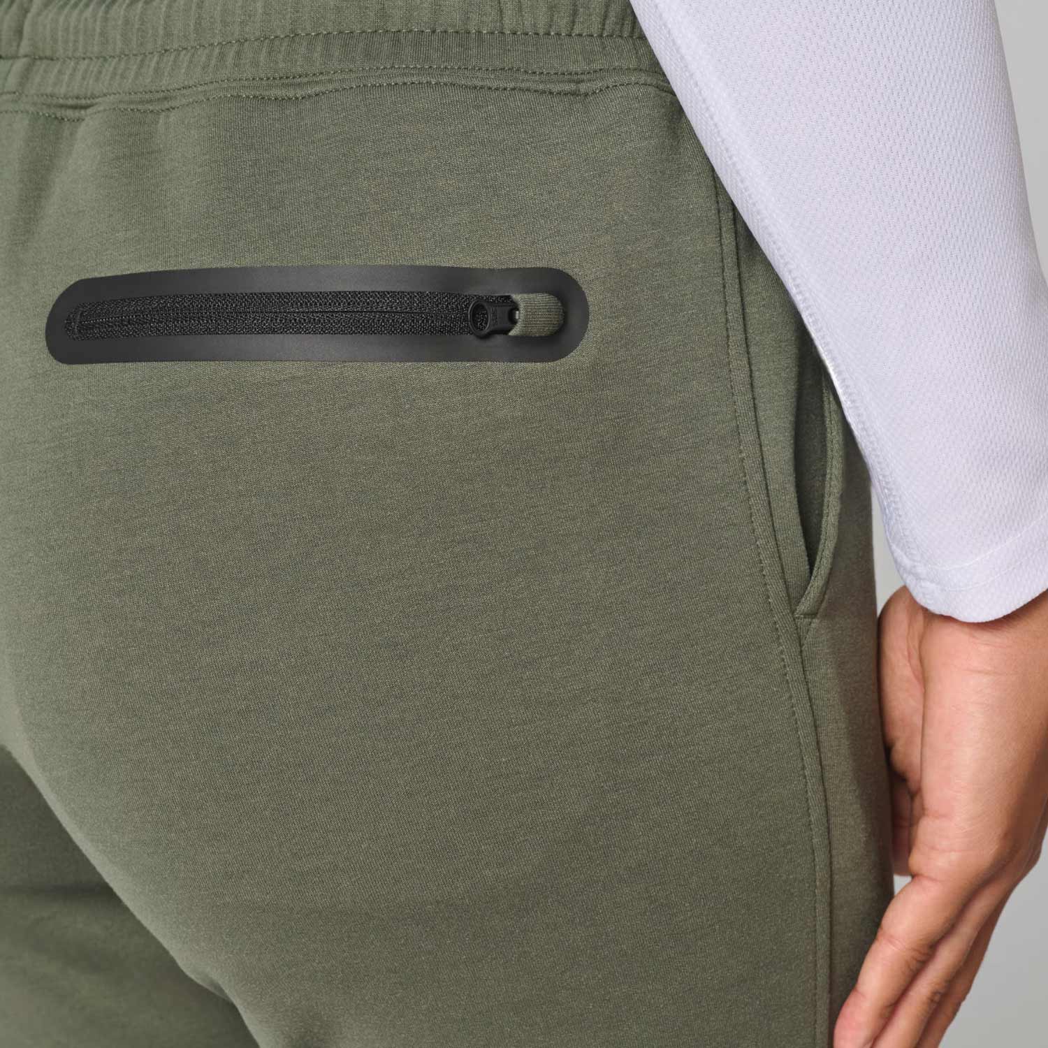 Elevate-Performance-broek-dames-model-khaki-achterzak-closeup