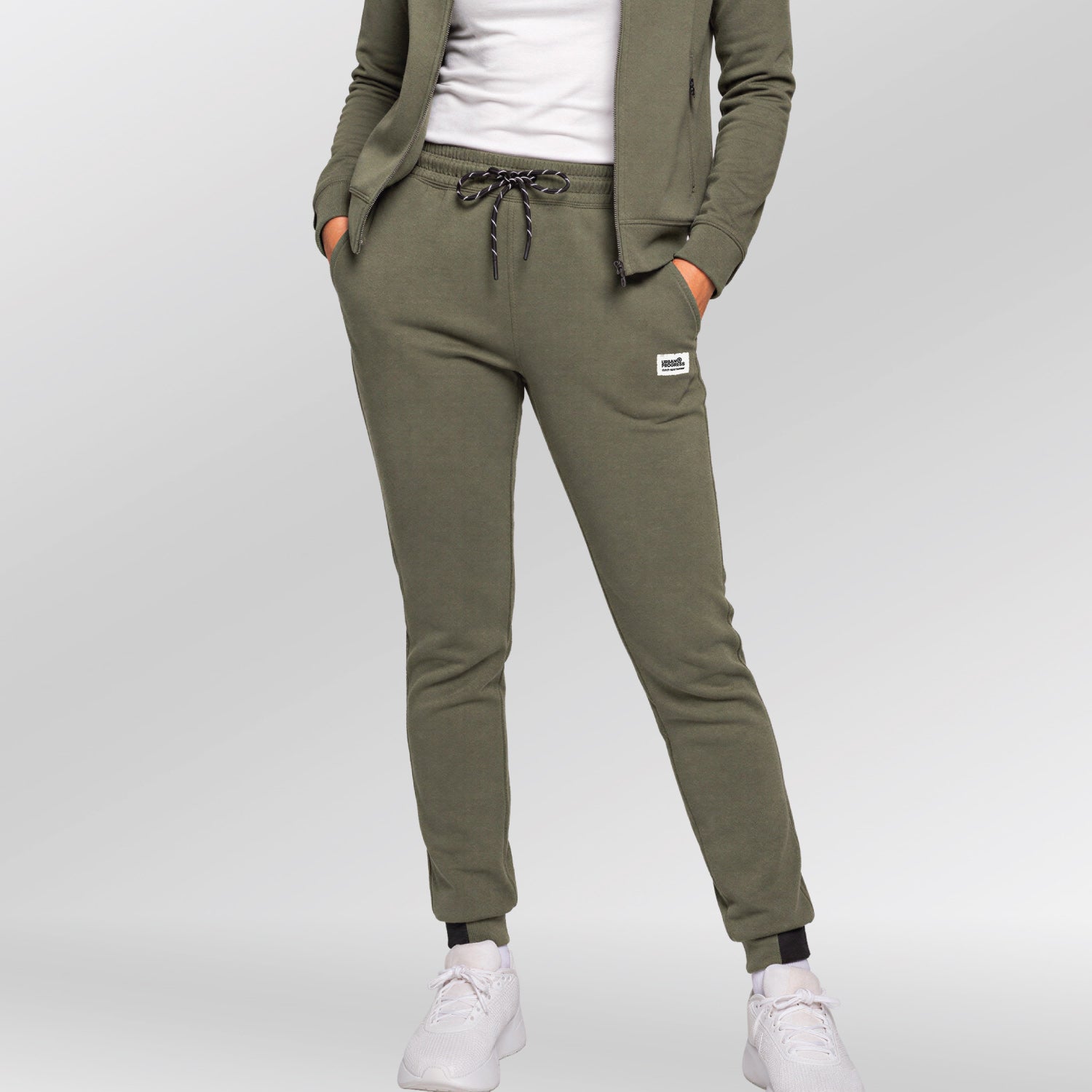 Elevate-Performance-broek-dames-model-khaki-front-close