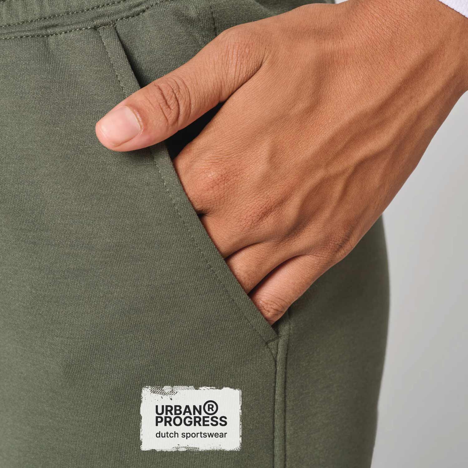 Elevate-Performance-broek-dames-model-khaki-zijzak-closeup