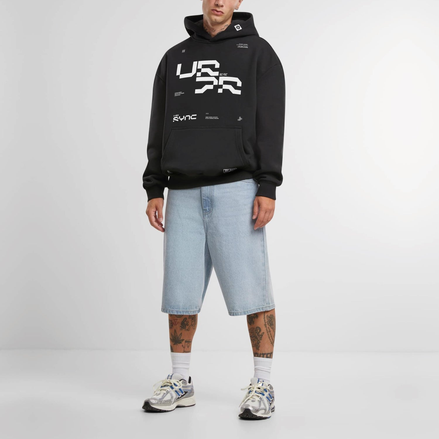Heavy Oversized Hoodie SYNC Model zwart front compleet