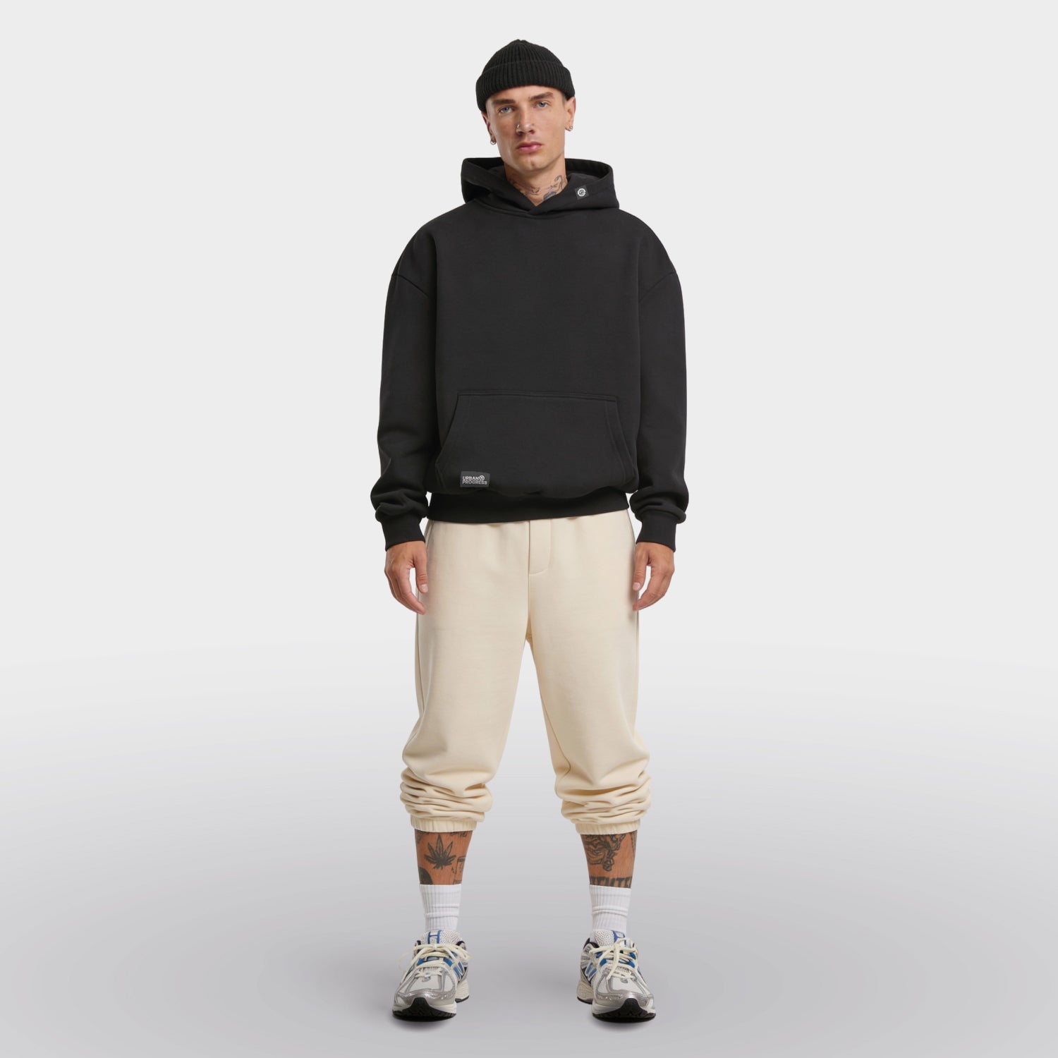 Heavyweight Oversized Hoodie Kojo Spirit model zwart front totaal