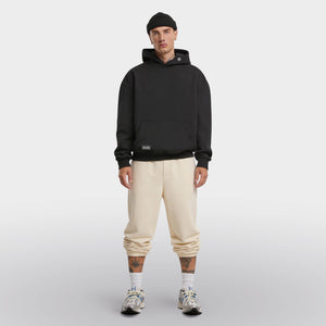 Heavyweight Oversized Hoodie Kojo Spirit model zwart front totaal