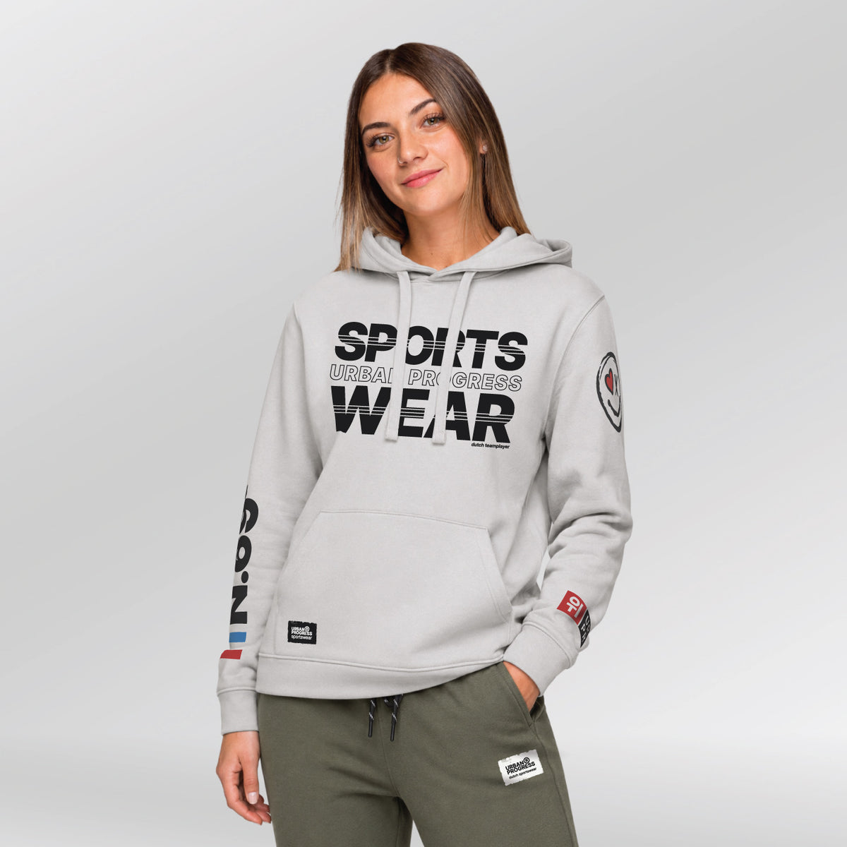 Hoodie-N.69-model-dames-licht-grijs-front