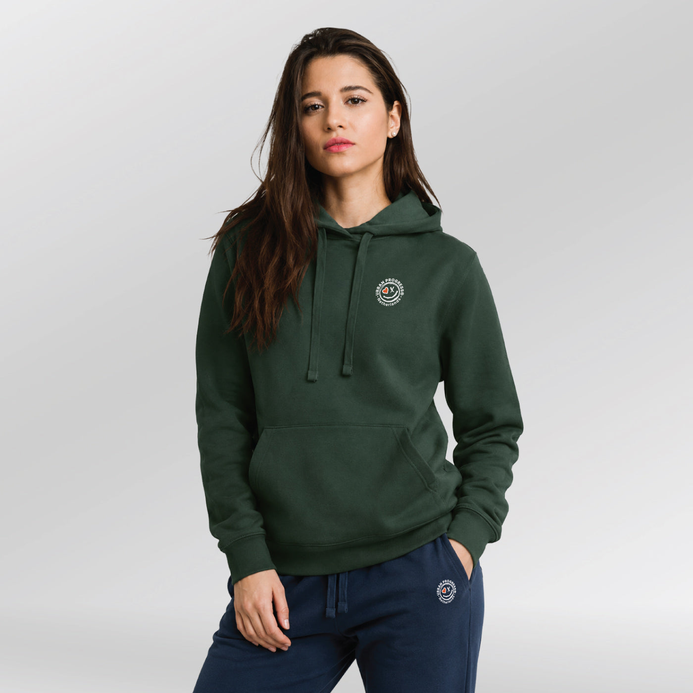Hoodie-One-Step-Closer-Dames-model-bottle-green-front-hand-in-zak