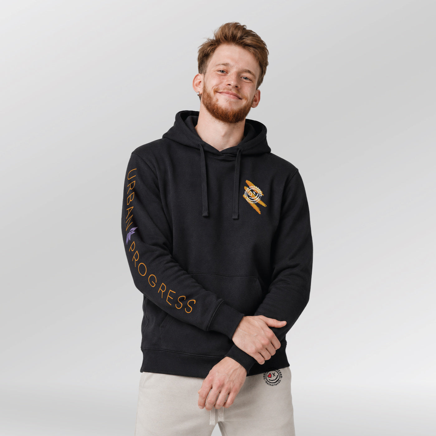 Hoodie-Victory-Vibes-model-zwart-front-armen-over-elkaar