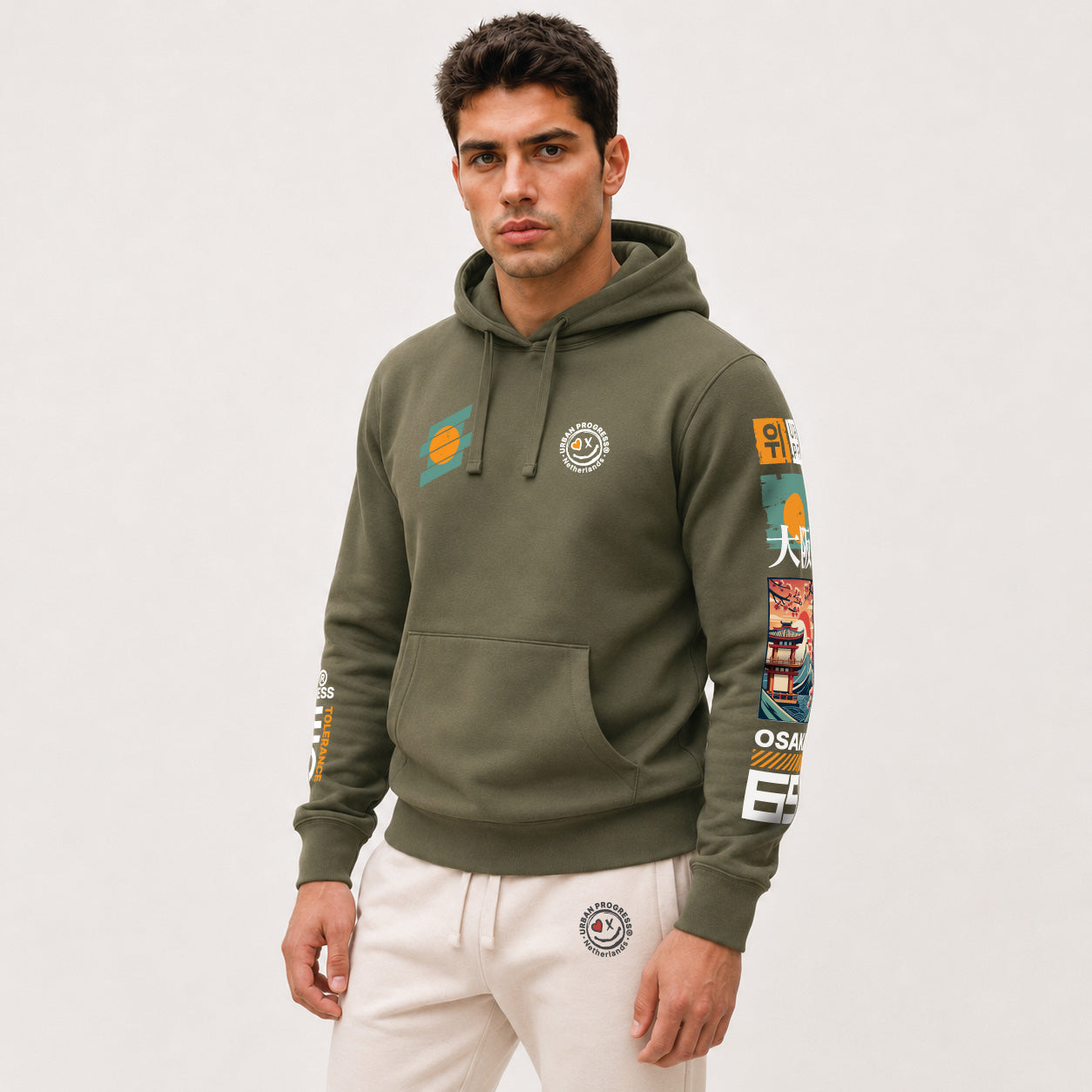 Hoodie-Zero-Tolerance-model-olijf-groen-front