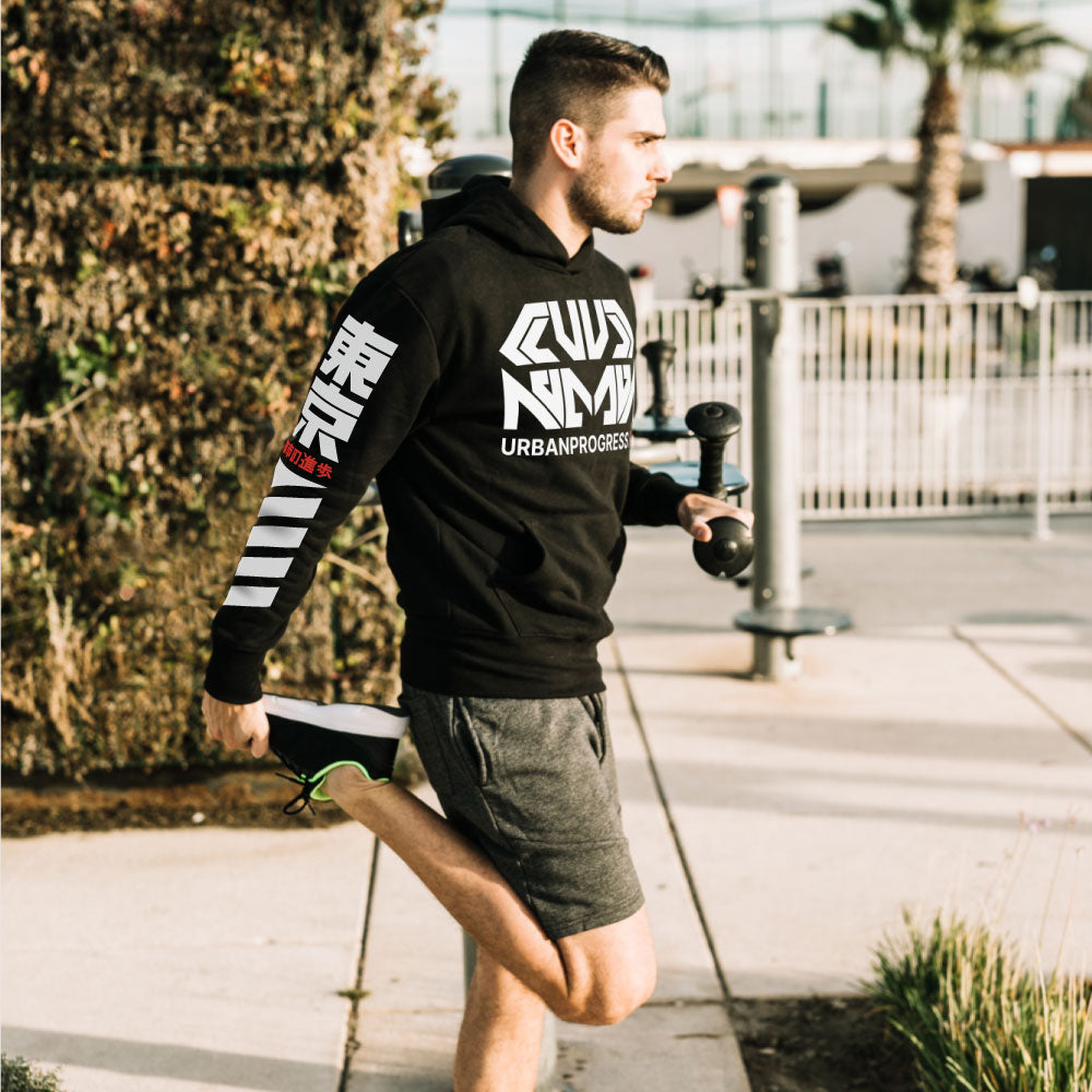Hoodie Lax3 man aan het strekken na het sporten